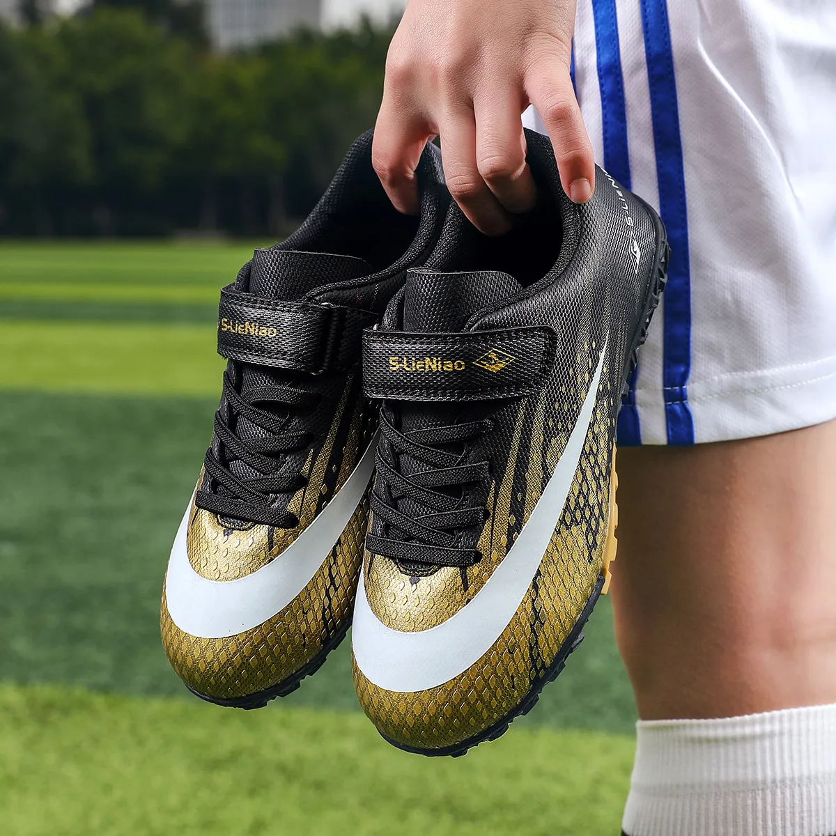 Childrens Soccer Shoes Cleats Kids Non Slip Sneaker Original Football Shoes Professional Society Training Football Field Boots