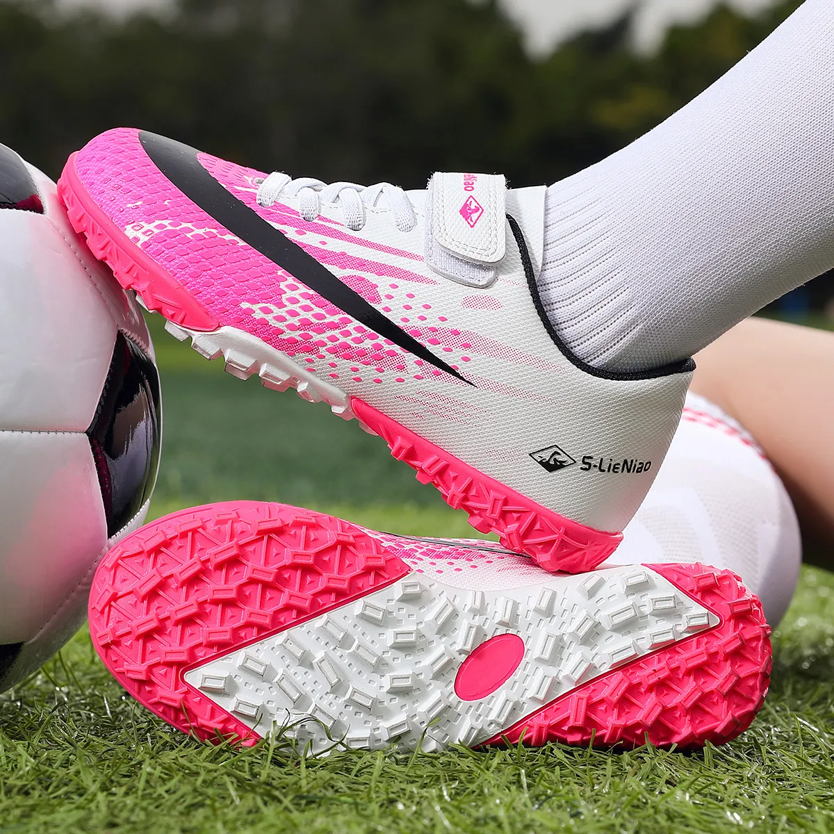 Childrens Soccer Shoes Cleats Kids Non Slip Sneaker Original Football Shoes Professional Society Training Football Field Boots