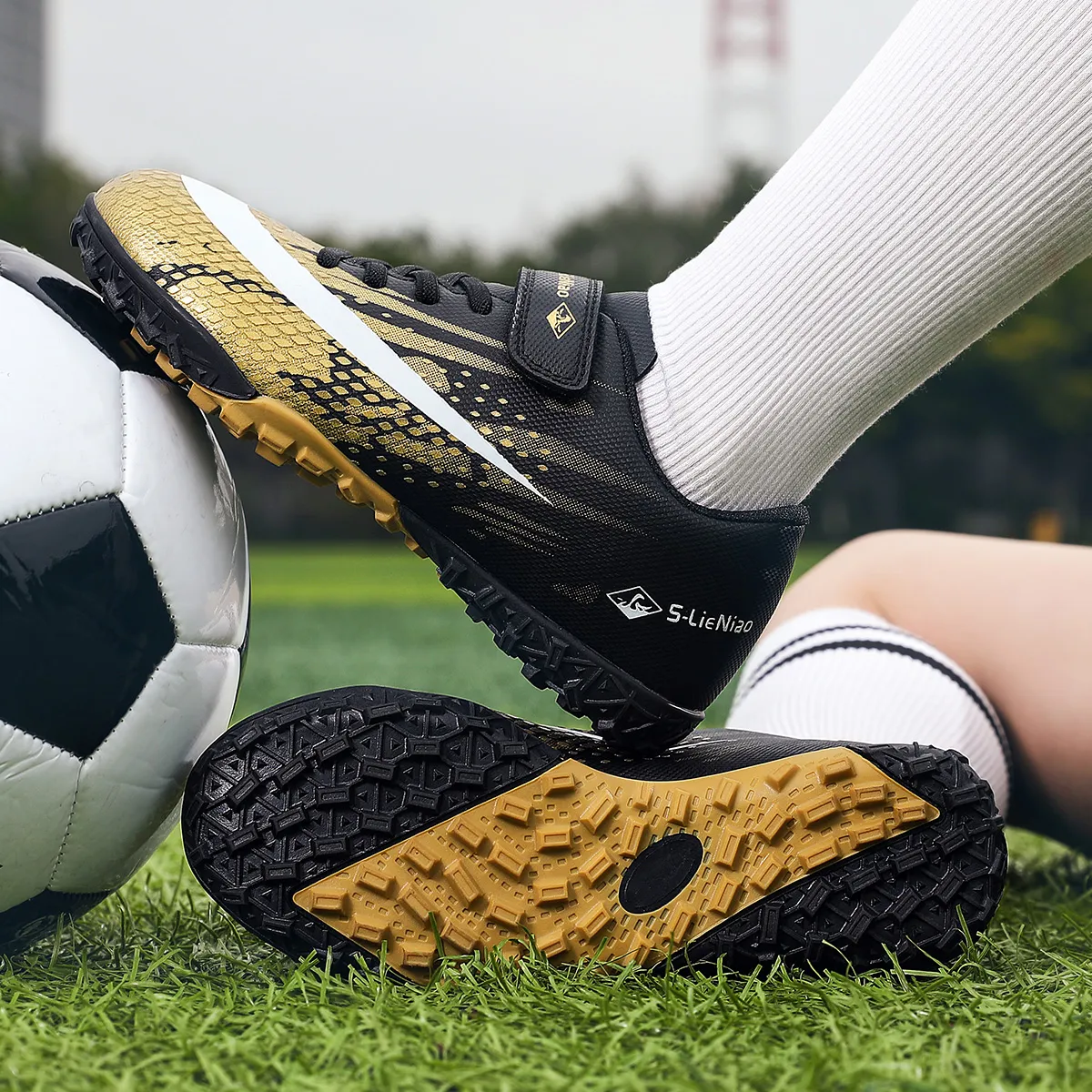 Childrens Soccer Shoes Cleats Kids Non Slip Sneaker Original Football Shoes Professional Society Training Football Field Boots