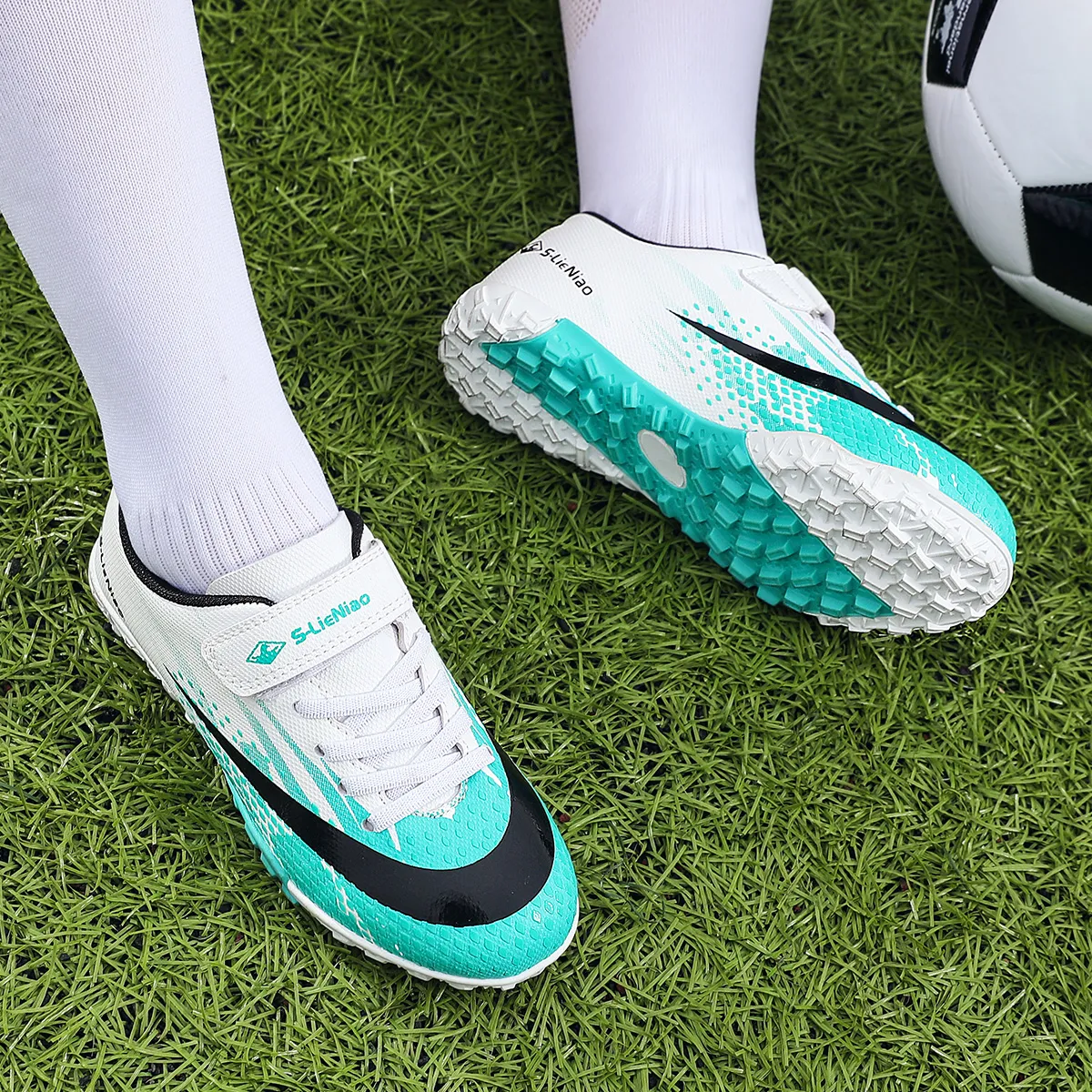 Childrens Soccer Shoes Cleats Kids Non Slip Sneaker Original Football Shoes Professional Society Training Football Field Boots