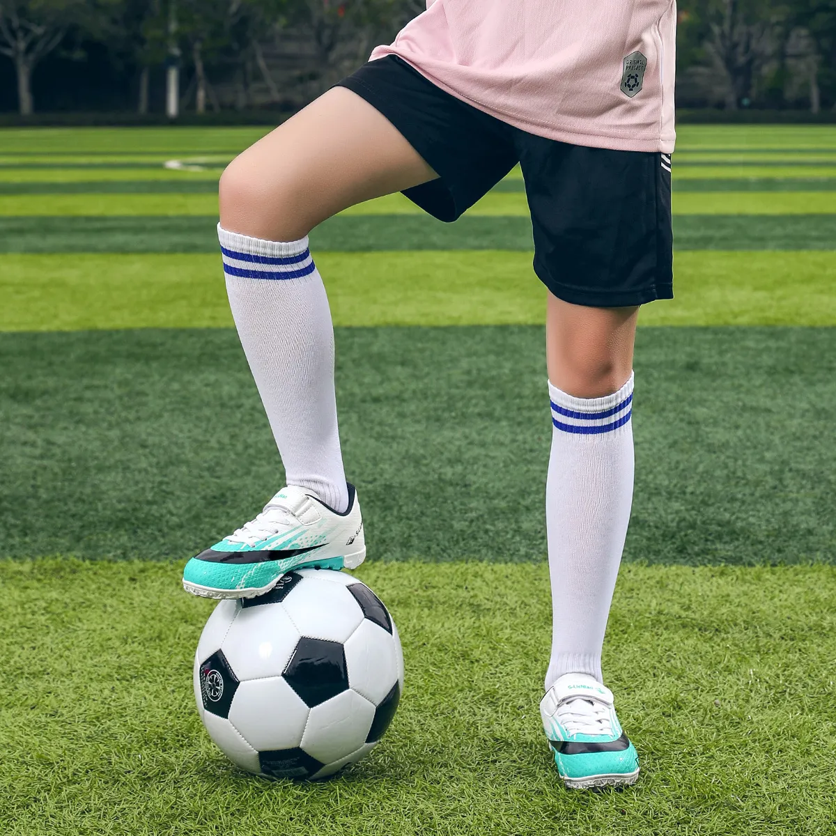 Childrens Soccer Shoes Cleats Kids Non Slip Sneaker Original Football Shoes Professional Society Training Football Field Boots