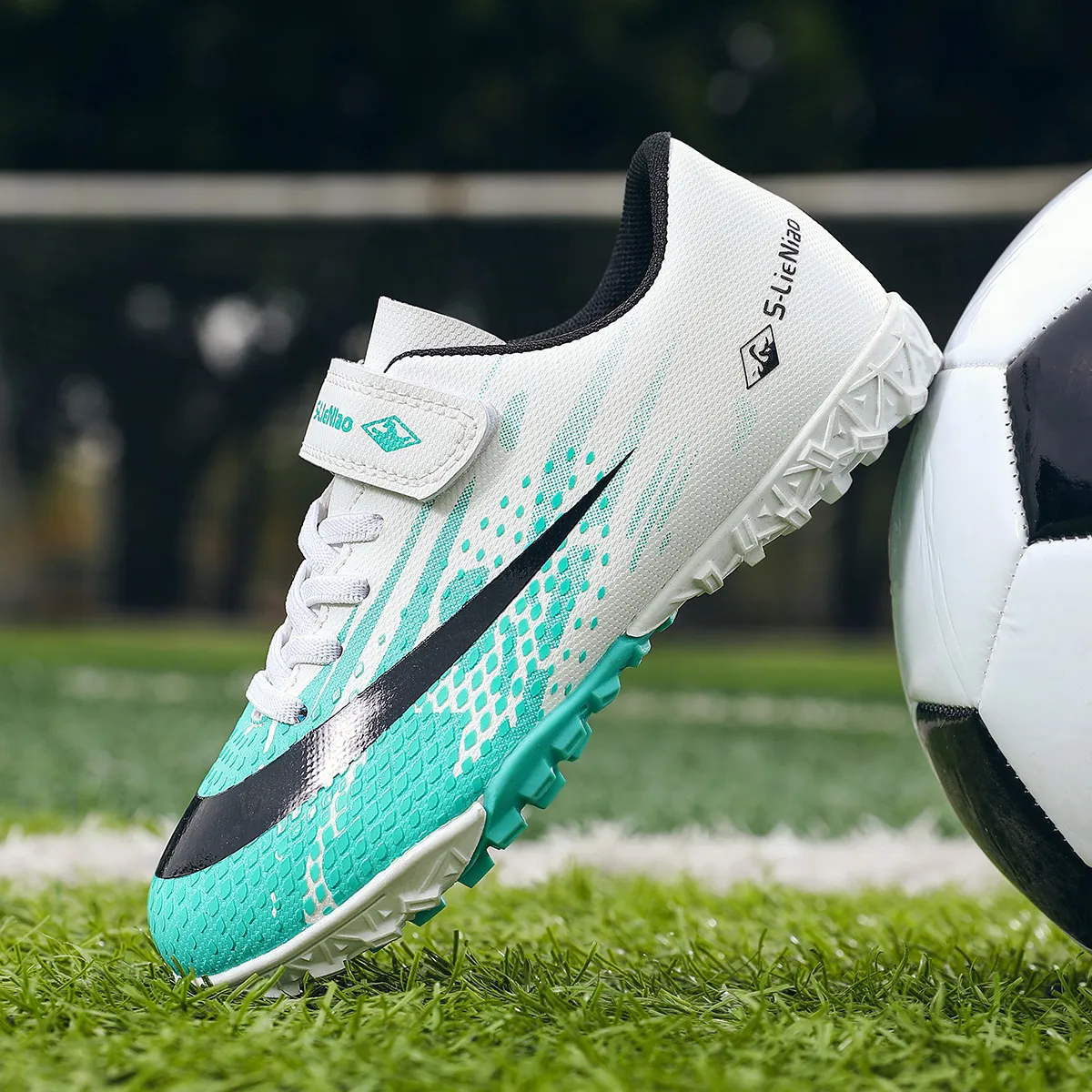 Childrens Soccer Shoes Cleats Kids Non Slip Sneaker Original Football Shoes Professional Society Training Football Field Boots