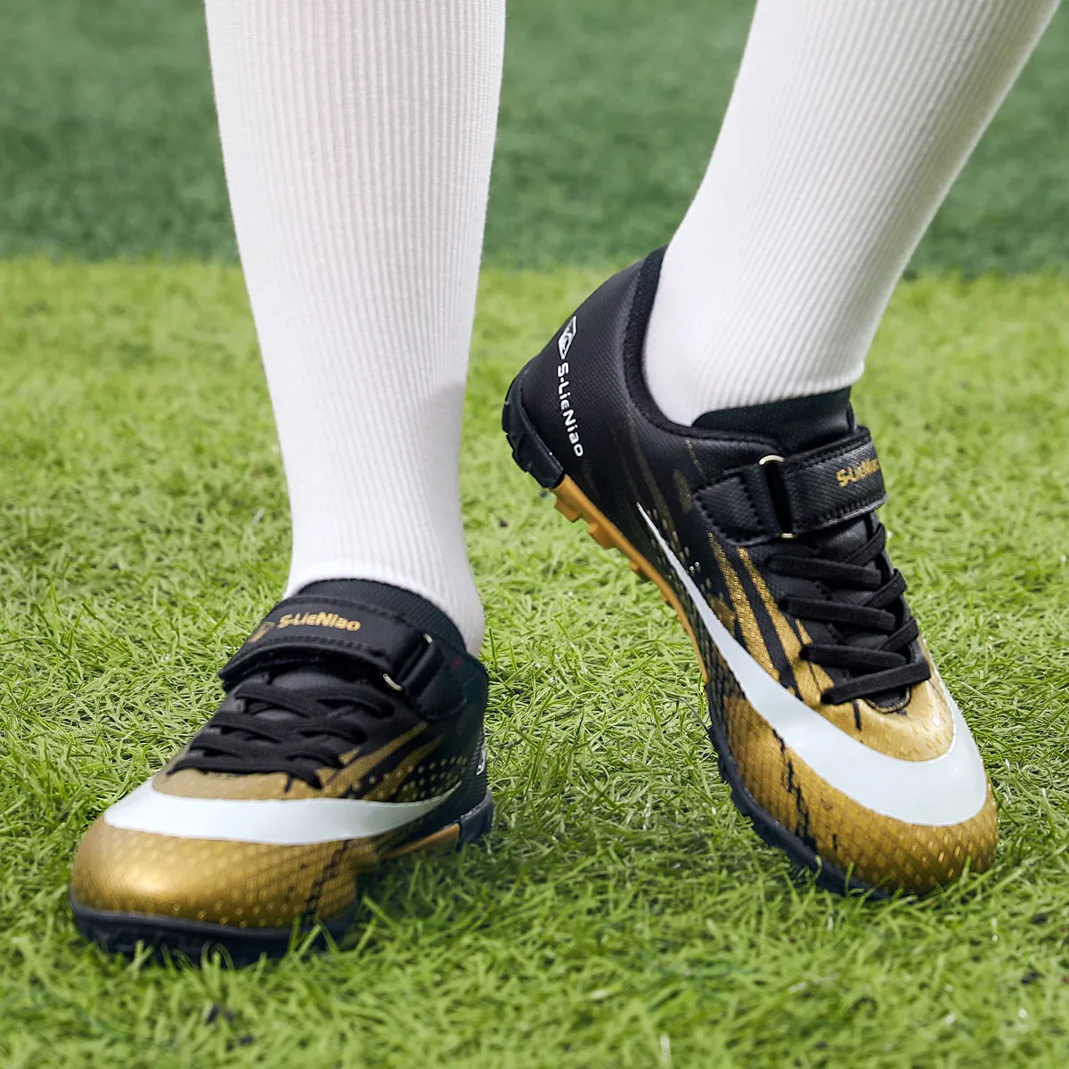 Childrens Soccer Shoes Cleats Kids Non Slip Sneaker Original Football Shoes Professional Society Training Football Field Boots