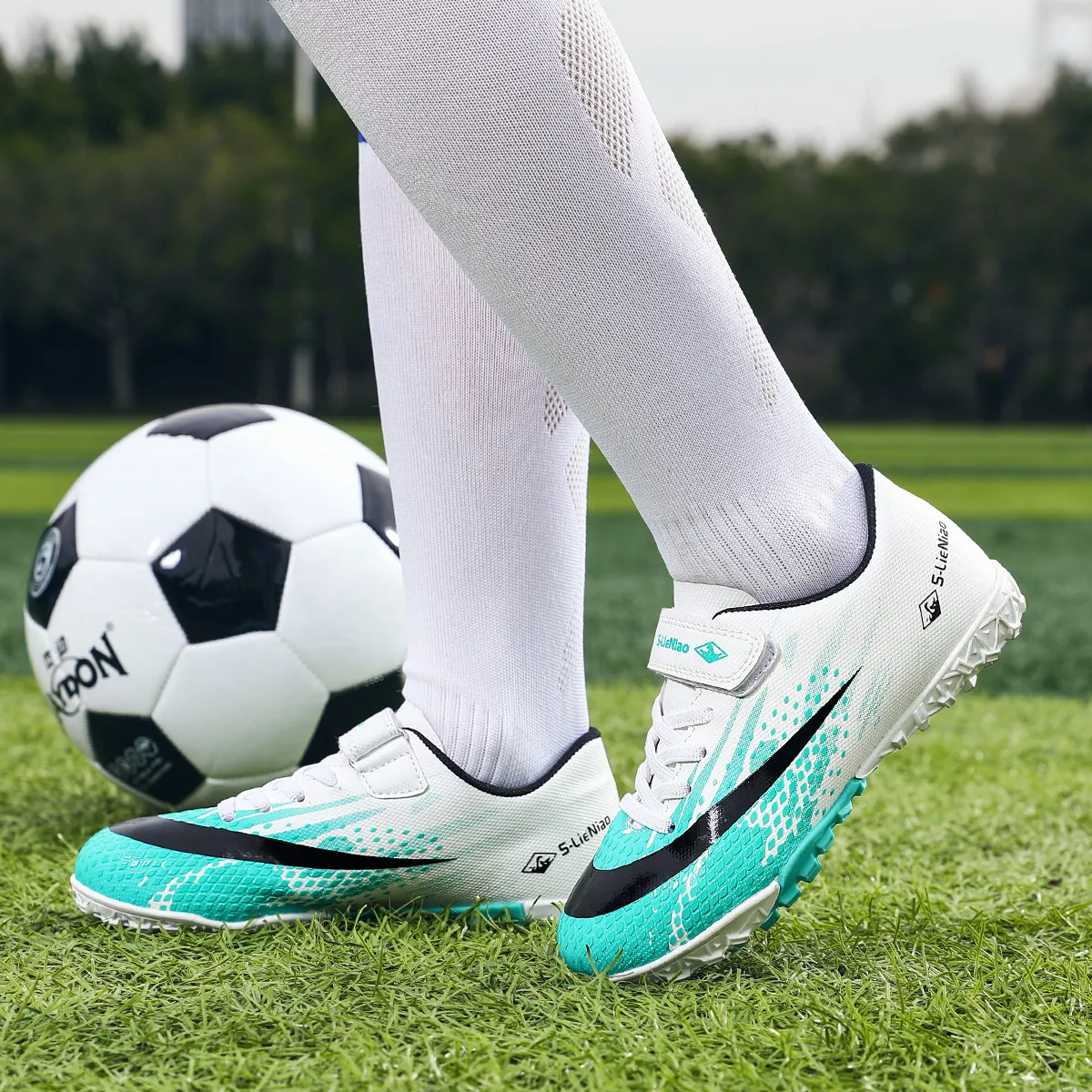 Childrens Soccer Shoes Cleats Kids Non Slip Sneaker Original Football Shoes Professional Society Training Football Field Boots