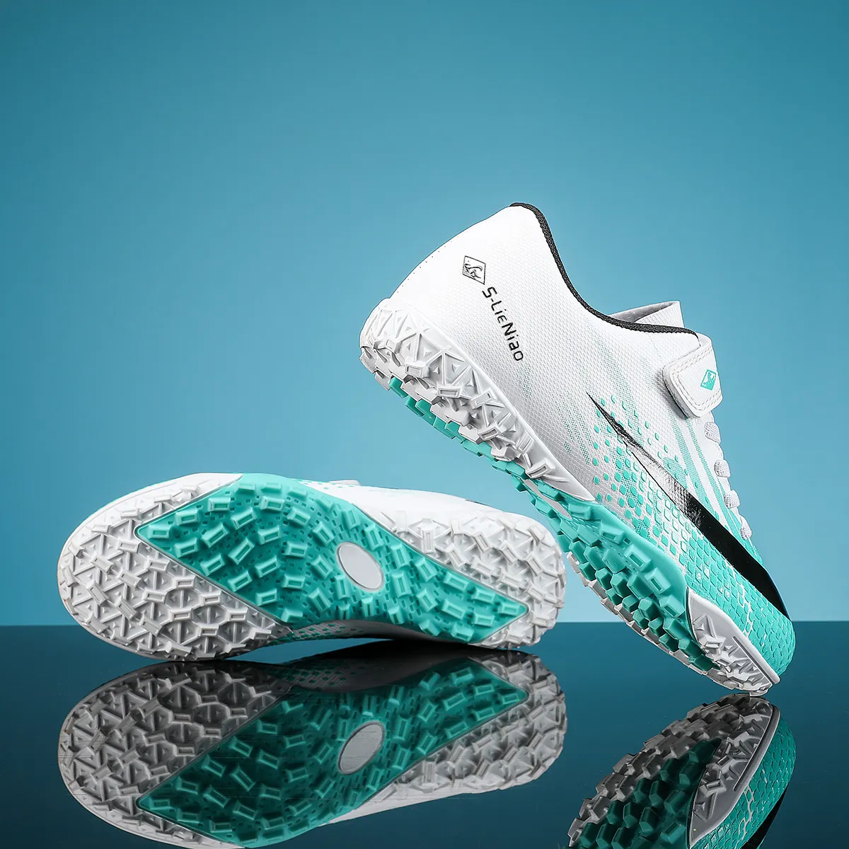 Childrens Soccer Shoes Cleats Kids Non Slip Sneaker Original Football Shoes Professional Society Training Football Field Boots