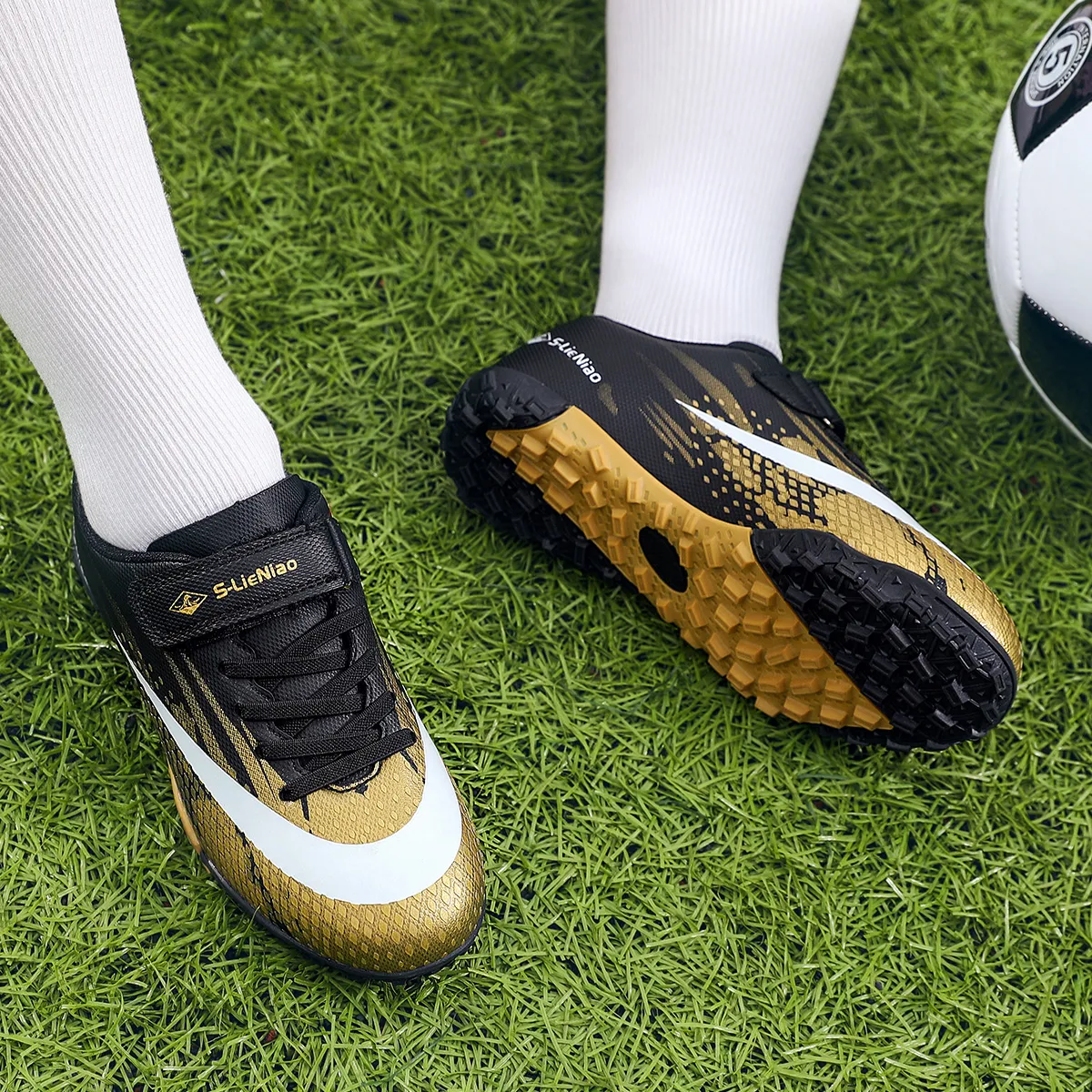 Childrens Soccer Shoes Cleats Kids Non Slip Sneaker Original Football Shoes Professional Society Training Football Field Boots