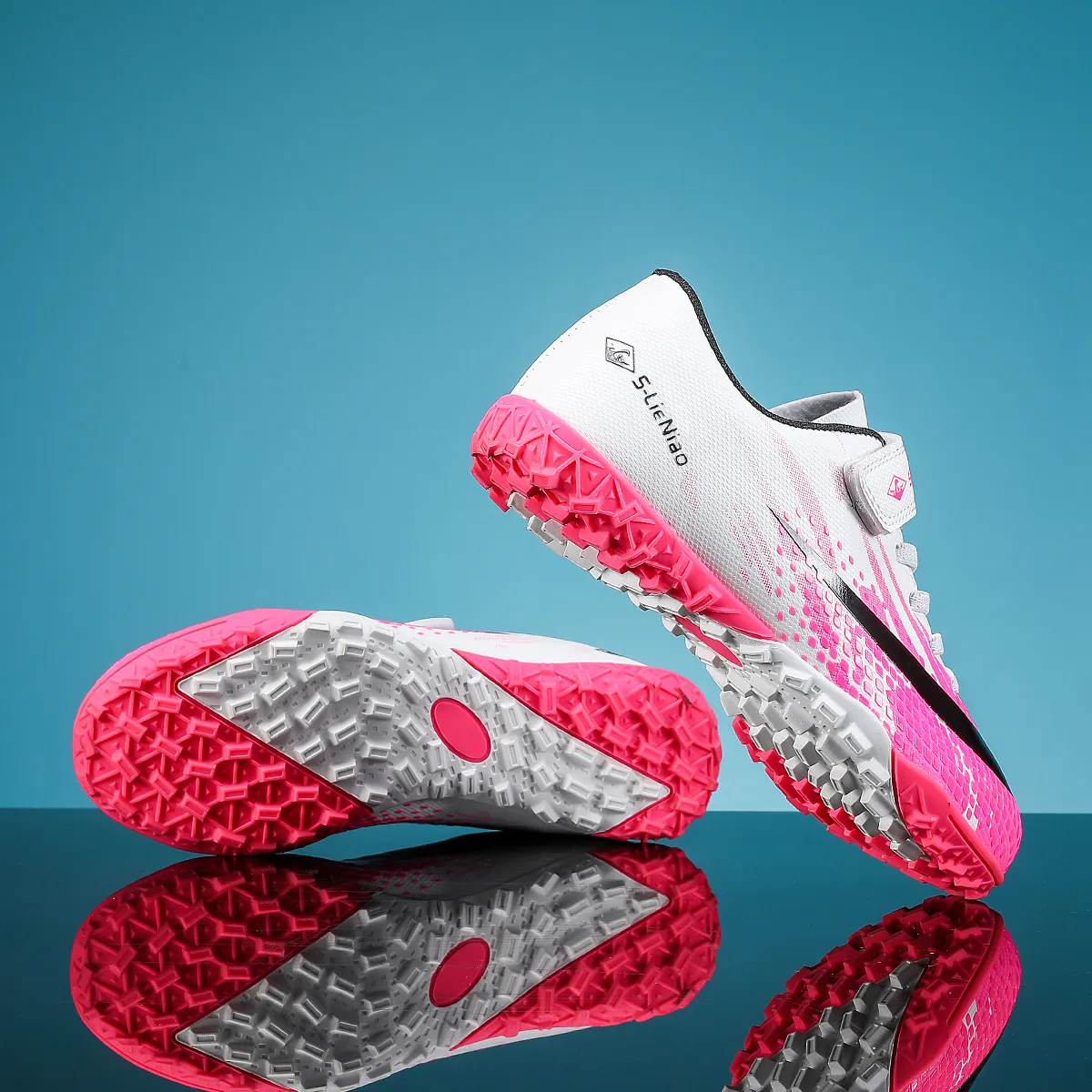 Childrens Soccer Shoes Cleats Kids Non Slip Sneaker Original Football Shoes Professional Society Training Football Field Boots