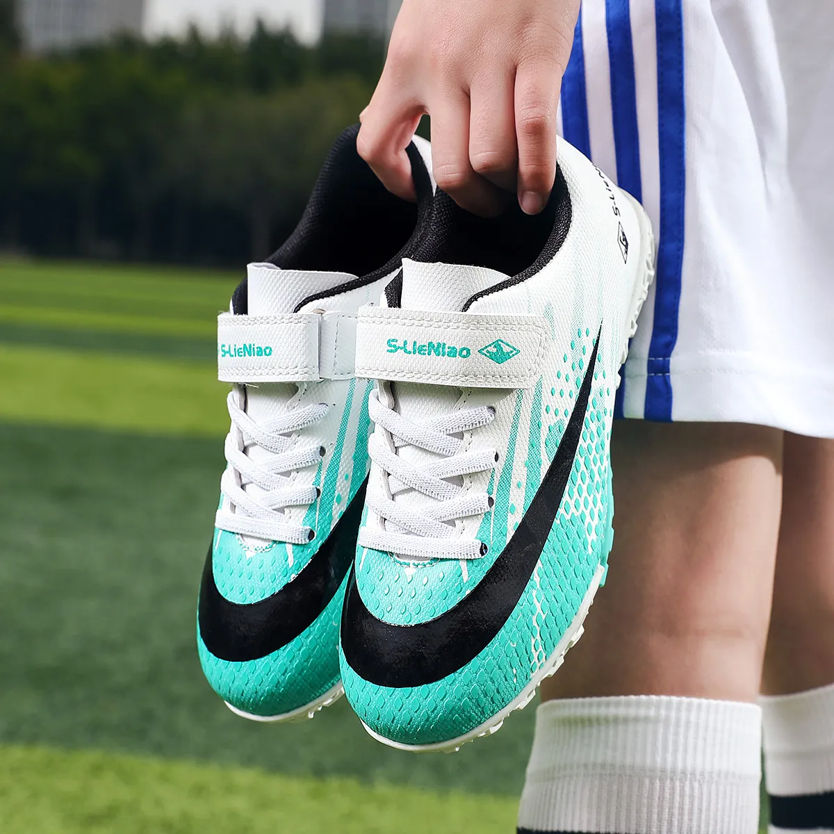 Childrens Soccer Shoes Cleats Kids Non Slip Sneaker Original Football Shoes Professional Society Training Football Field Boots