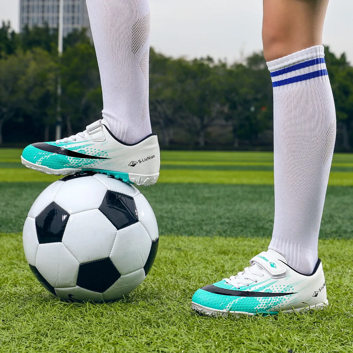 Childrens Soccer Shoes Cleats Kids Non Slip Sneaker Original Football Shoes Professional Society Training Football Field Boots