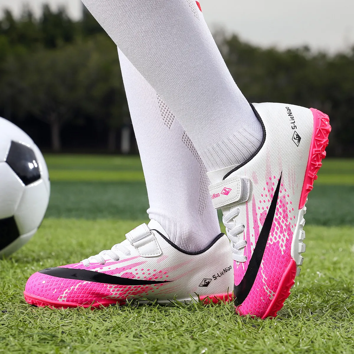 Childrens Soccer Shoes Cleats Kids Non Slip Sneaker Original Football Shoes Professional Society Training Football Field Boots