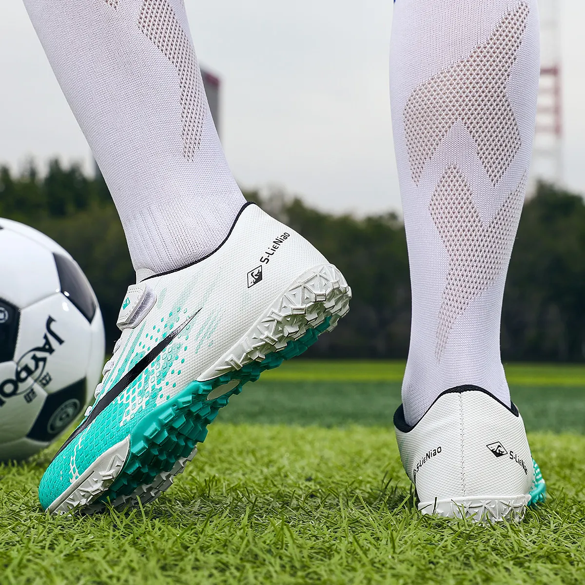 Childrens Soccer Shoes Cleats Kids Non Slip Sneaker Original Football Shoes Professional Society Training Football Field Boots