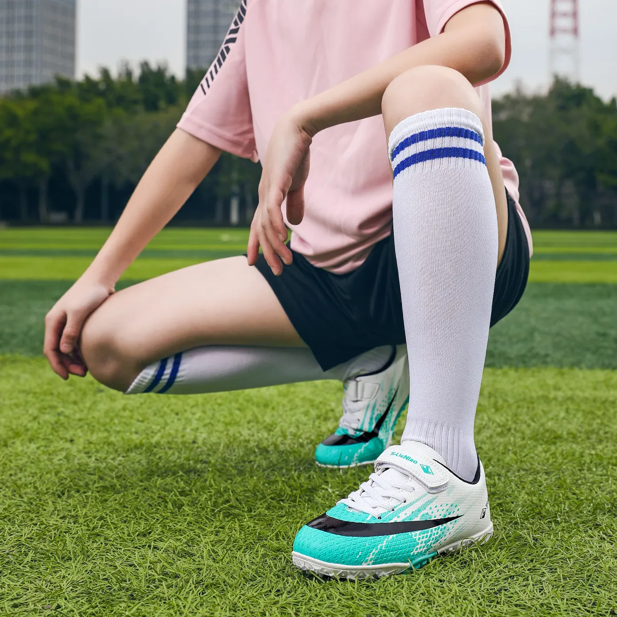 Childrens Soccer Shoes Cleats Kids Non Slip Sneaker Original Football Shoes Professional Society Training Football Field Boots