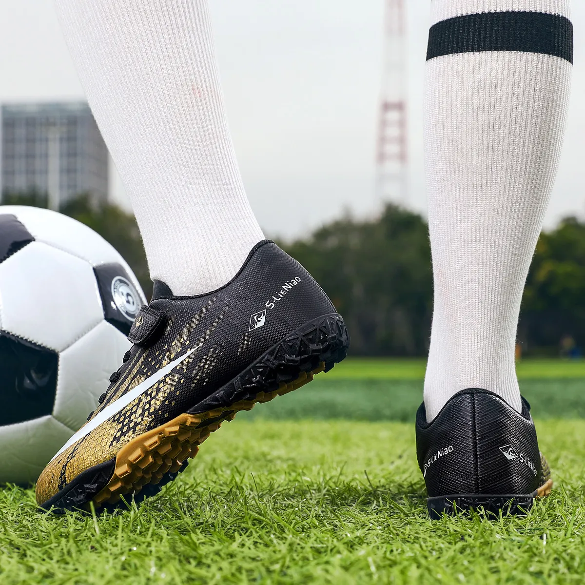 Childrens Soccer Shoes Cleats Kids Non Slip Sneaker Original Football Shoes Professional Society Training Football Field Boots