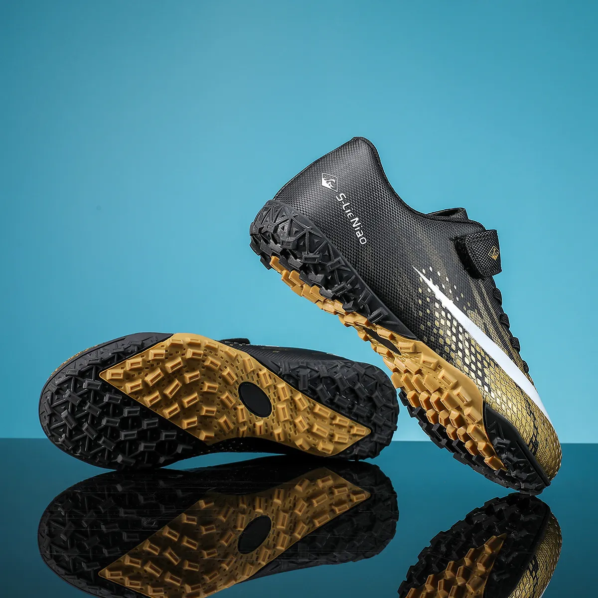 Childrens Soccer Shoes Cleats Kids Non Slip Sneaker Original Football Shoes Professional Society Training Football Field Boots