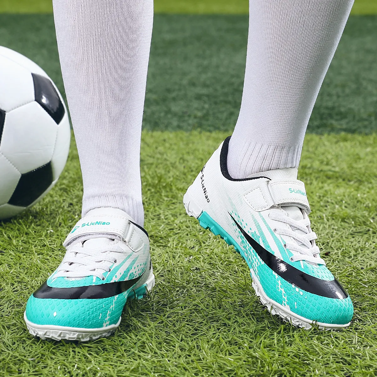 Childrens Soccer Shoes Cleats Kids Non Slip Sneaker Original Football Shoes Professional Society Training Football Field Boots